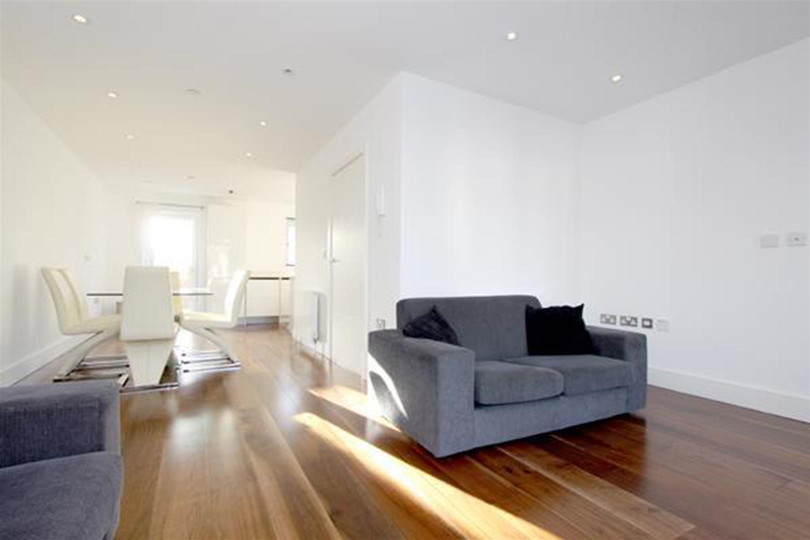 4 bed property in Nightingale Road, London